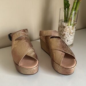 Matisse Metallic Bronze Snake Embossed Platform Sandals Women's Size 7 Boho Wedg